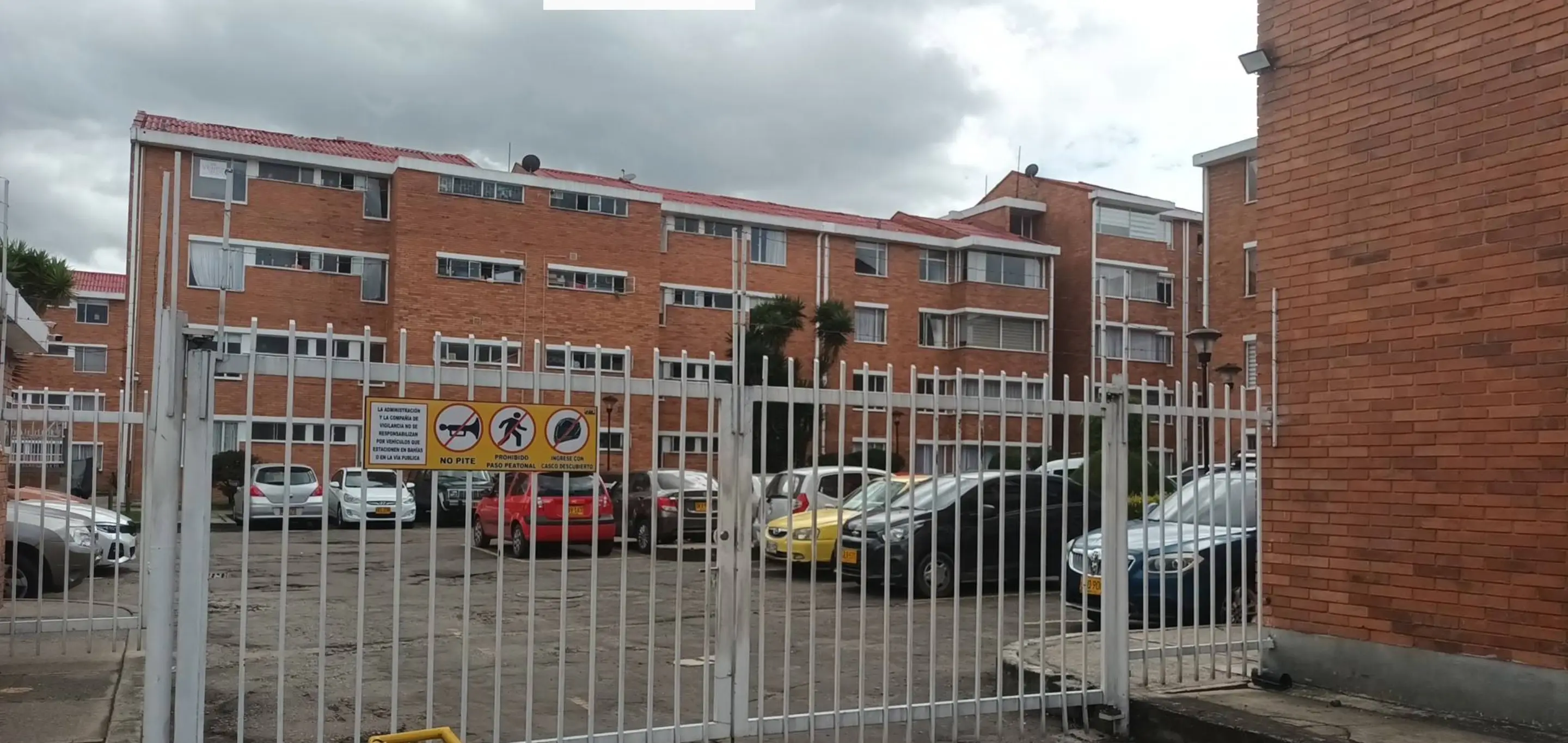 Acceso principal del Conjunto Residencial Multifamiliares Carabelas P.H. con portón de seguridad.